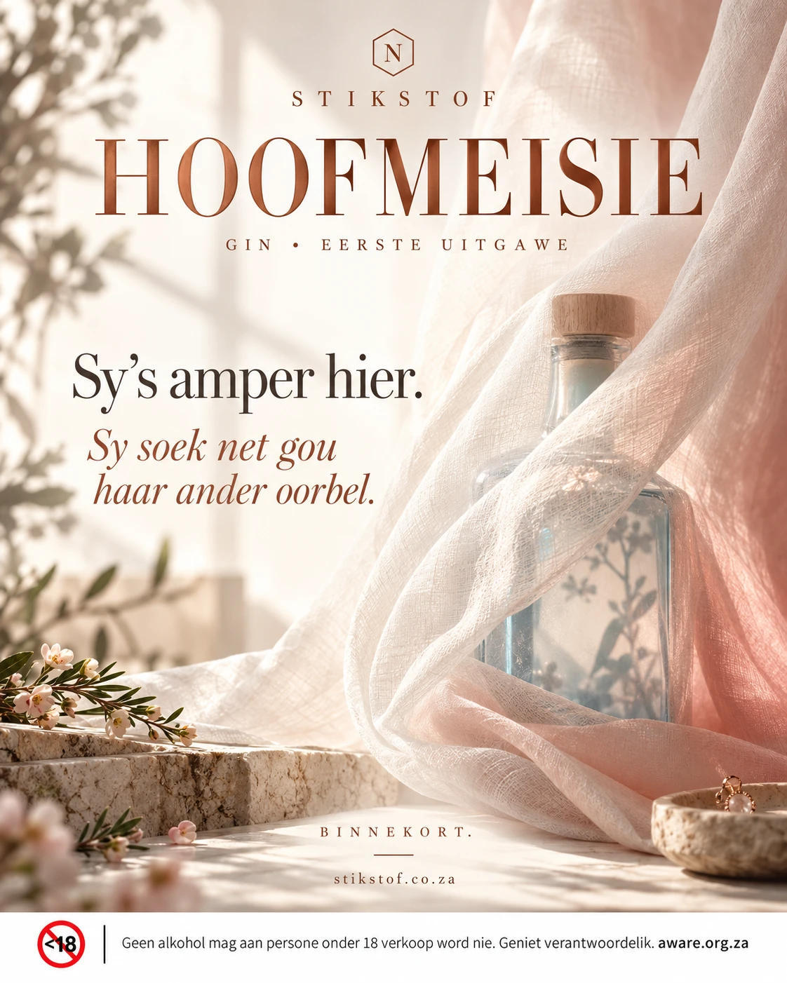 STIKSTOF HOOFMEISIE — Gin, eerste uitgawe. Sy’s amper hier. Sy soek net gou haar ander oorbel. Binnekort. Slegs 18+. Geniet verantwoordelik.